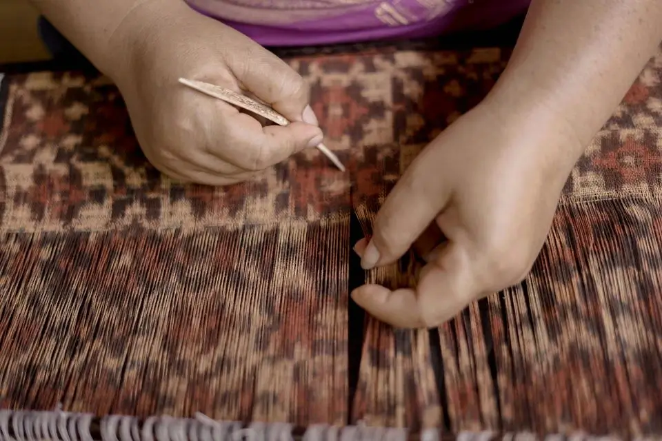 Traditional-Ikat-weaving-process-Sidemen-village-artisan-hand-picked-experience